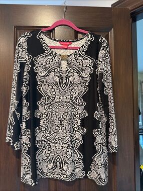 Sunny Leigh Black and White Paisley Keyhole Top